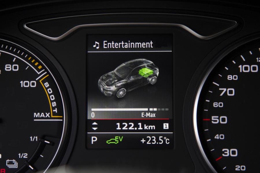 Панель приборов Audi A3 Sportback e-Tron (8V) 2014 года  (фото 87 из 95)